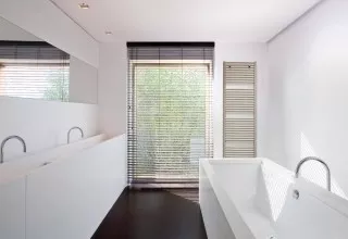 Vasco IRIS HDRM Licht Gebogen Handdoekradiator 2022 X 900 (1978 Watt) Kleur Ral 9005 ZWART