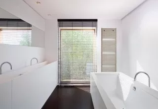 Vasco IRIS HDRM Licht Gebogen Handdoekradiator 1122 X 750 (913 Watt) Kleur Ral 9016